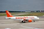 easyJet mit Airbus A319-111 G-EZAT auf dem Weg zur Startbahn, 19.07.08 Flughafen Berlin-Schnefeld.