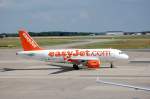easyJet mit Airbus A319-111 G-EZIW auf dem Weg zur Startbahn, 19.07.08 Flughafen Berlin-Schnefeld.