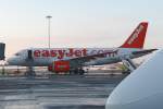 Passt genau in die Lücke: EasyJet Airbus A319-111, G-EZEA, in Stansted, 10.2.12 