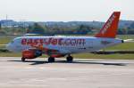 G-EZAC easyJet Airbus A319-111   unterwegs zum Gate in Schönefeld am 28.08.2014
