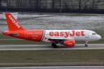 EasyJet G-EZIW mit Sonderbemalung rollt zum Start in Zürich 23.1.2015