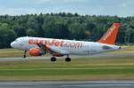 G-EZTI easyJet Airbus A320-214  bei der Landung in Hamburg am 15.06.2015