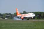 Eine Boeing 737 der Easyjet bei der Landung in Hamburg Fuhlsbttel am 01.05.09