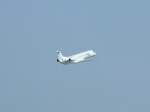 Ein flyBE Embraer ERJ-145 schwebt nach dem Start in Stuttgart dem Morgenhimmel entgegen. (30.08.2008)