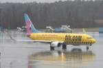 HLX B 737-8K5 D-AHFX am 10.03.2009 auf dem Weg zum Start auf dem Flughafen Köln-Bonn im strömenden Regen