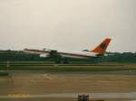 Hapag-Lloyd (HF), D-AHLB, Airbus A 310 C4-203, Flughafen Hamburg (HAM)  beim Abheben, Foto aus 1988, (Scan vom Foto),   diese Maschine wurde am 10.1.1990 von HF übernommen, am 12.7.2000 –