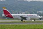 Iberia A319-111 EC-JXJ rollt am 15.9.18 in Zürich zu seinem Gate.