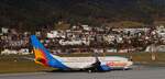 Boeing 737-8MG (G-JZHN) von Jet2 am 07.01.2023 am Flughafen Innsbruck (INN) zum Flug nach Birmingham (BHX).