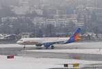 Airbus A321-251NX der Jet2 (G-HLYH, msn 12295) verlässt Innsbruck am 21.02.2026 Richtung Birmingham.