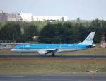 Ein KLM-cityhopper Embraer ERJ-190-100LR 190LR PH-EZE ist gerade in Berlin Tegel gelandet,30.08.09.