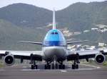 KLM 747 rollt auf der Runway zum Start - Flughafen St.Maarten