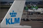 Das hinterste Teil der MD-11 PH-KCK der KLM und vier Transavia-Flugzeuge, am 16.