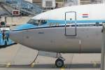 KLM Royal Dutch Airlines, PH-BXA  Zwaan - Swan , Boeing, 737-800 wl (Retro-Lackierung ~ Bug/Nose), 25.05.2012, AMS-EHAM, Amsterdam (Schiphol), Niederlande     