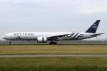 KLM SkyTeam 777 300ER (Reg.: PH-BVD) in AMS am 19.01.2014 leider ohne Licht
