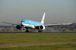 KLM B777-200 Delf Blue PH-BQP beim Touchdown auf 18R in AMS / EHAM / Amsterdam am 15.10.2011