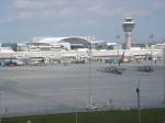 Der Mnchner Flughafen mit einigen Flugzeugen die gerade von den Passagieren betretten werden.