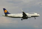 Lufthansa, D-AIUQ,MSN 6947, Airbus A 320-214(SL), 03.07.2017, HAM-EDDH, Hamburg, Germany (Sticker: Happy Brithay! 25Years Munich Airport), 