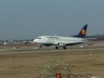 Boeing 737-500 der Lufthansa landet gerade in Stuttagrt.