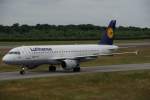 A320 der Lufthansa auf dem Weg zum Terminal nach der Landung