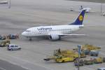 Lufthansa-Boeing 737-500 mit der Zulassung D-ABJA und dem Taufnamen  Bad Segeberg  nach der Landung auf dem Flughafen Stuttgart