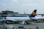 Lufthansa-Airbus A340-600 mit der Zulassung D-AIHI am Terminal in Frankfurt am Main