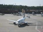 Boeing 737-500 der Lufthansa vor dem Push-back in Berlin-Tegel