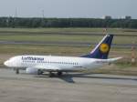 Eine Lufthansa-Boeing 737-500 mit dem Taufnamen  Erding  und der Zulassung D-ABJC auf dem Weg zur Runway 08R des Berliner Flughafen Tegel