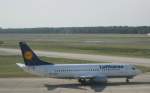 Lufthansa-Boeing 737-300 mit der Zulassung D-ABEO beim Taxiing in Berlin-Tegel