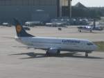Boeing 737-300 der Lufthansa mit dem Taufnamen Plauen beim Taxiing in Berlin-Tegel