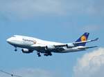 Lufthansa-Boeing 747 D-ABVS zu Ehren der Weltmeisterelf von 2014 als FANHANSA beschriftet, über Zeppelinheim, Juli 2014