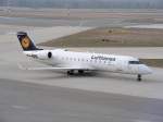 D-ACLP (CRJ 100LR)der Lufthansa rollt zum Start i HAM.(16.3.05)