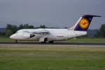 Am frühen Morgen verlässt eine Avro RJ 85 der Lufthansa CityLine Linz.