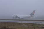 AB IN DEN NEBEL!  Diese Boeing 747-400 der Lufthansa startet auf der Runway 18 in Frankfurt am Main am Samstag, den 6.