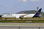 Lufthansa Boeing 787-9 Dreamliner D-ABQB wird zum Gate geschleppt in Frankfurt 13.6.2026