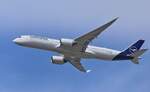 D-AIXA (Airbus A350-941 der Lufthansa) hebt am 06.08.2026 in Frankfurt als LH446 nach Denver ab.