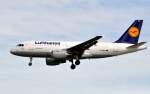 LUFTHANSA mit AIRBUS A 319-100,Kennung D-AIBC am 25.8.2010 im Landeanflug auf Piste 25L in Frankfdurt.