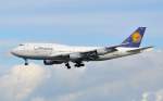 Die MECKLENBURG-VORPOMMERN der LUFTHANSA mit einer BOEING 747-400,Kennung D-ABTC,im Landeanflug auf Piste 25L am 25.8.2010 in Frankfurt/Main.