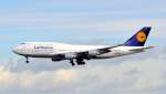Die NORDRHEIN WESTFAHLEN der LUFTHANSA im Landeanflug auf Piste 25L/Frankfurt a. Main, mit BOEING 747-400,Kennung D-ABVY, am 25.8.2010.