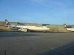 Ein A330-300 wartet vor einem Hangar auf den nächsten Einsatz 