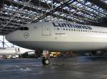 Ein Airbus A340-600 der Lufthansa wartet im Hangar