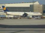 Ein Airbus 330 der Lufthansa auf dem Flughafen Frankfurt/ Main, 08.04.2011