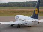 Ein seltener Gast die Lufthansa mit einer Boeing 737-500, frh morgens am Gate.