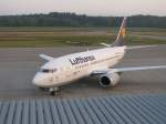 Ein seltener Gast die Lufthansa mit einer Boeing 737-500, frh morgens am Gate.
