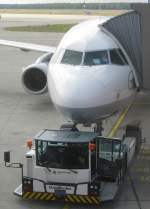 Ein Airbus A321-200 der Lufthansa am Gate in Berlin-Tegel am 21.06.11