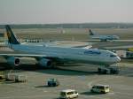 A340-600 der Lufthansa beim Pushback in Fra.(Februar2005)