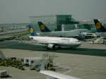 Airbus A300 der Lufthansa rollt Richtung Parkposition.(03.09.05)