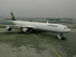 Pushback eines A340-600 der Lufthansa in Frankfurt am 22.12.04