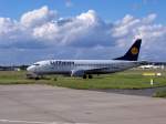 Die Wuppertal, eine Boeing 737-300 der Lufthansa, wird am 30.06.07 in Hamburg abgeschleppt