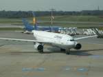 LH A300 aus Frankfurt auf dem Weg zum Gate.