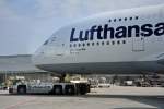 A 380-800  Tokio  der Lufthansa, D-AIMD, am Haken eines Flugzeugschleppers am Flughafen FRA - 14.04.2012